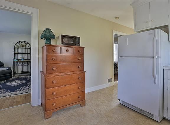 3rd image of 52 Rockland Ave #52