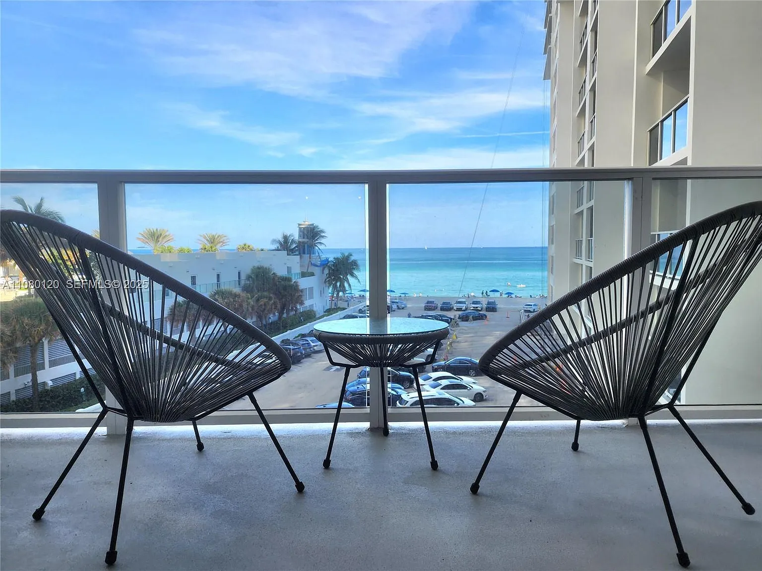 Alexander Towers Condo — Photo 2