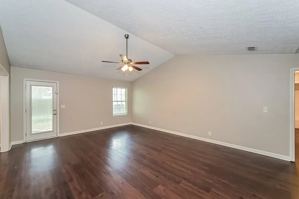 3 bed, 2.0 bath, 1389 sqft, $2,000 — Photo 3