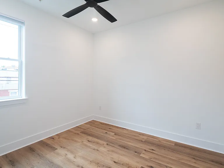 2621 W Oxford St #304 — Photo 12