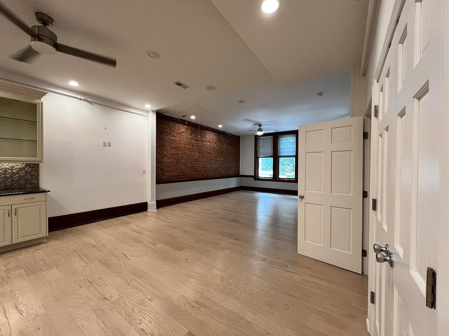 2 bed, 2.0 bath, 2200 sqft, $2,495 — Photo 4