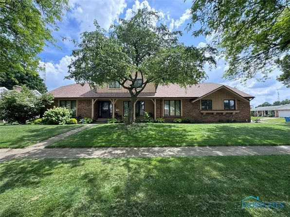 2946 Camelot Dr, Oregon, OH 43616