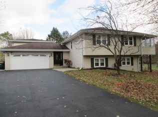 5747 Gray Eagle Rd, Roscoe, IL 61073