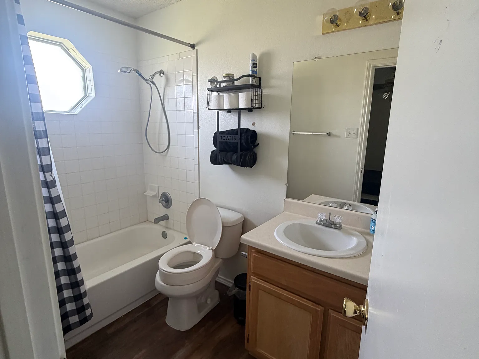 3 bed, 1400 sqft, $900 — Photo 2