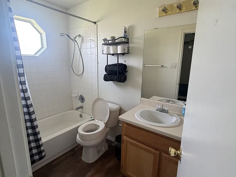 1202 Wallace Ln — Photo 2