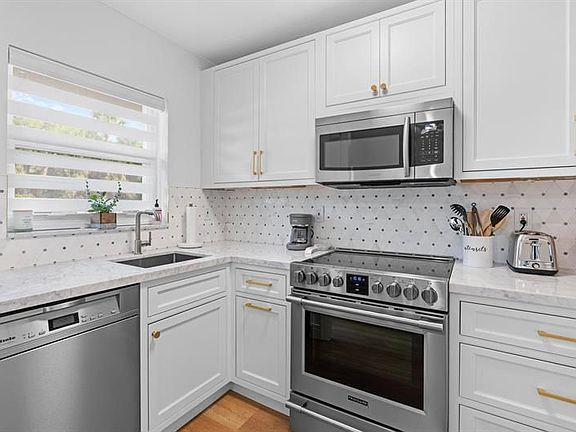 5th image of 139 Sunrise Ave APT 109