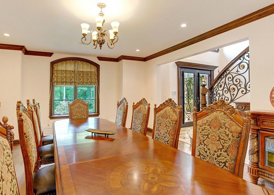 1st image of 37 Meadowood Ln