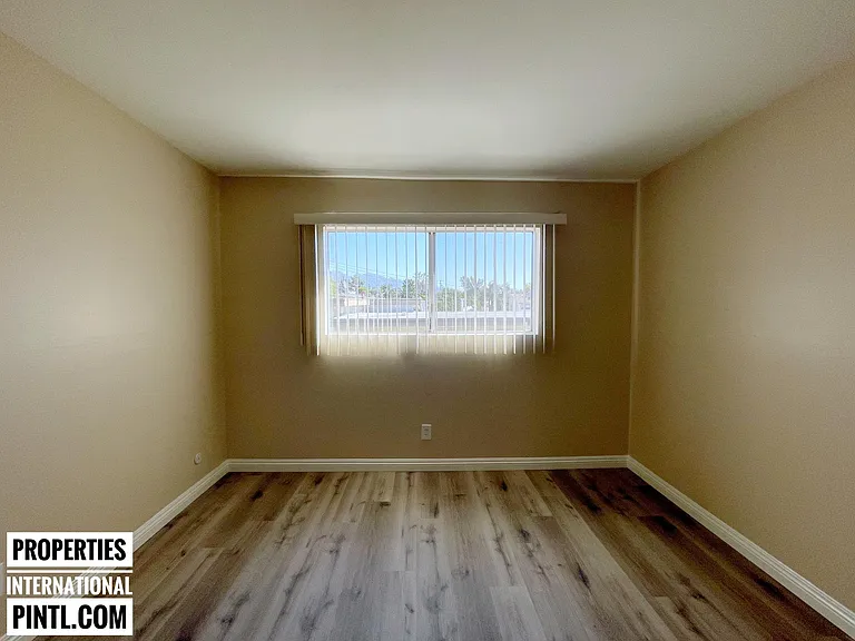 2851 Montrose Ave — Photo 23