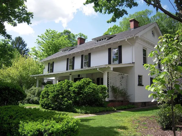 64 Maple St, Chagrin Falls, OH 44022