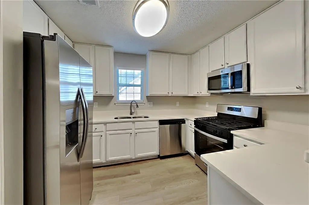4 bed, 3.0 bath, 1889 sqft, $2,250 — Photo 4