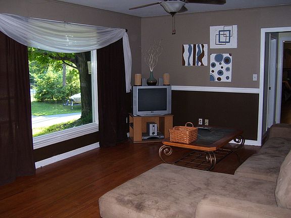 Living Room 19' x 13'