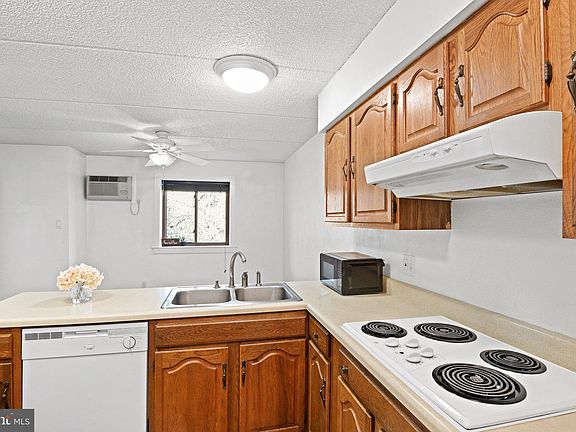 3rd image of 600 Campbell Cir #I-16