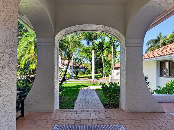 3rd image of 332 Palm Boulevard