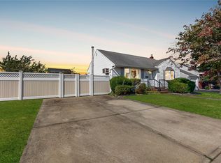 19 Arpad St, Hicksville, NY 11801
