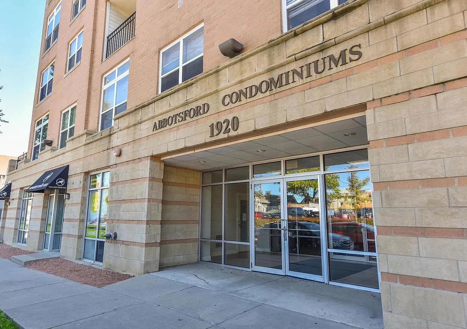 Spacious 2BR Condo in Milwaukee — Photo 1