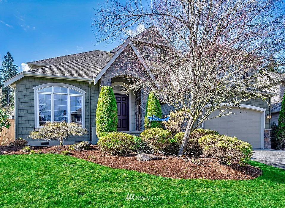 Extensively updated, east facing Murray Franklyn home w/timeless appeal