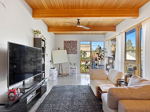 3rd image of 915 SE 35th Ave APT 205