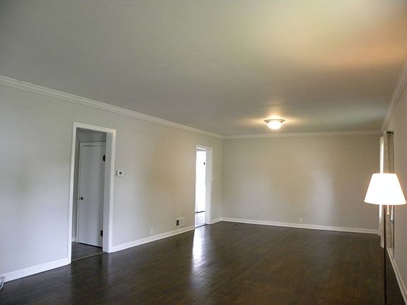 4th image of 301 E Emmons St
