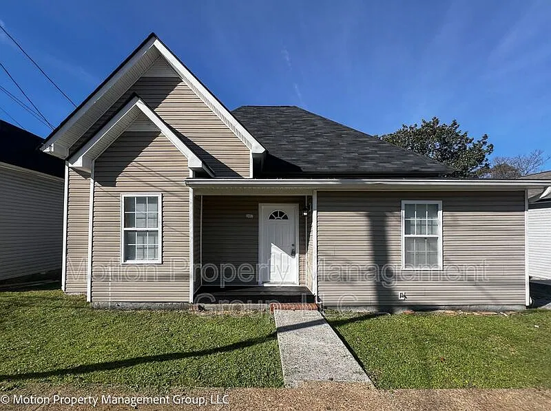 2407 N Chamberlain Ave