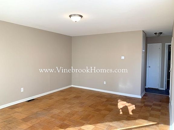 3rd image of 2215 Martin Ave