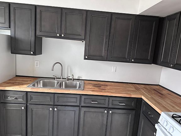 4th image of 21401 Kingsville St #103