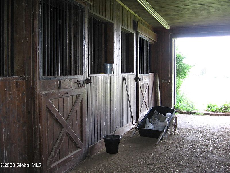 5th image of 944 Eaton Corners Road