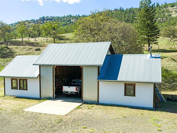 5th image of 2245 Colestin Rd