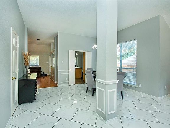 3rd image of 1109 Crestwood Ct