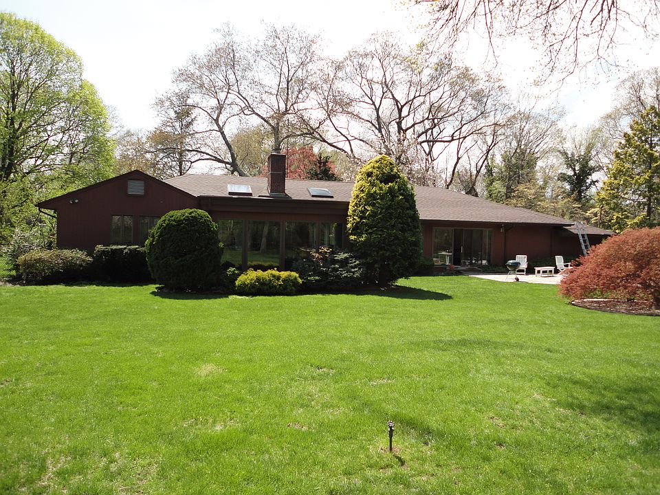 2nd image of 11 Soundview Ln
