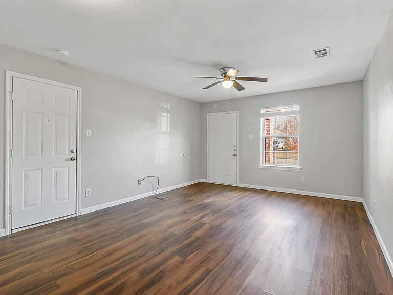 1716 Manor Garden Curv — Photo 4