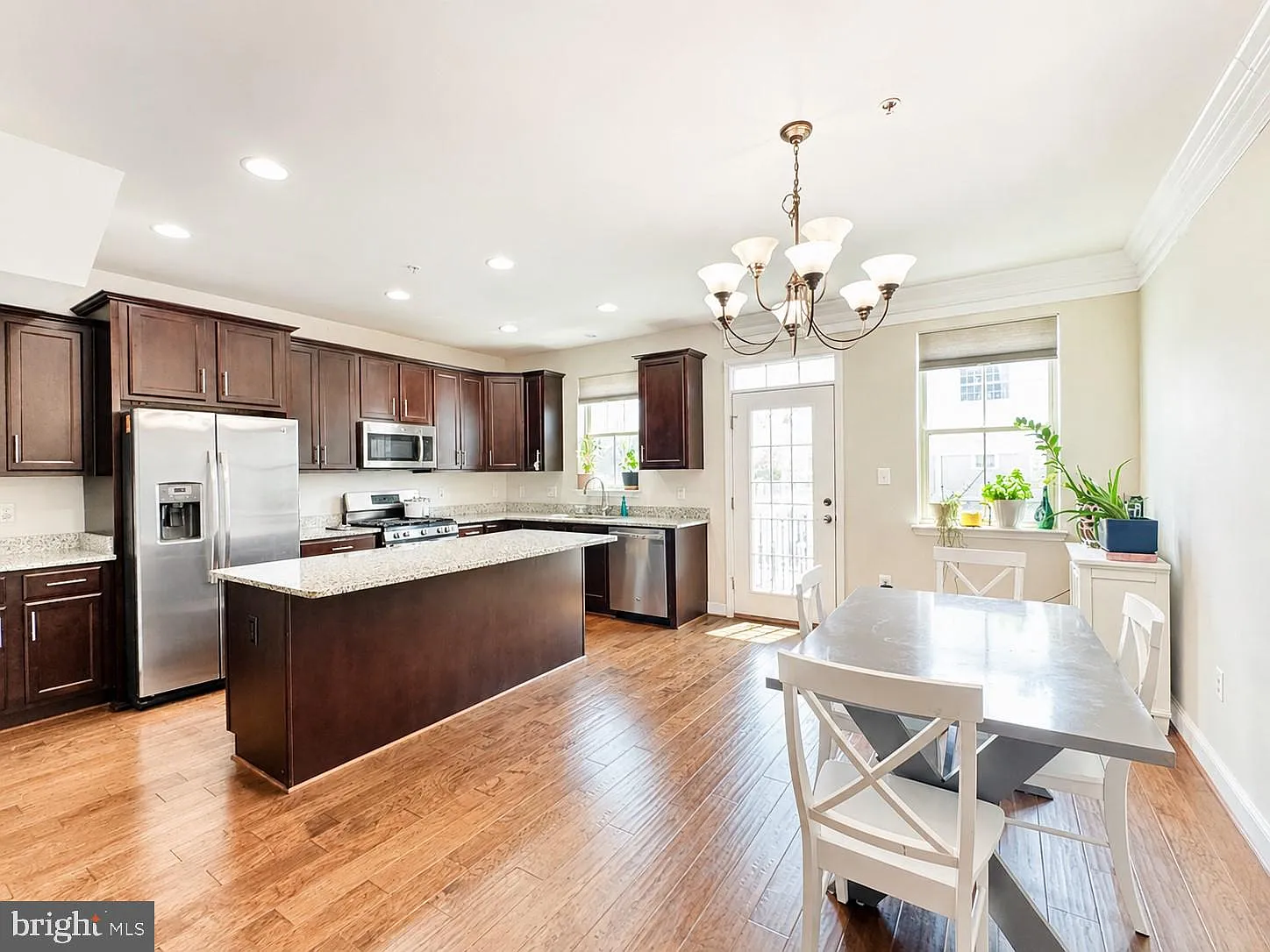3 bed, 4.0 bath, 2055 sqft, $3,200 — Photo 4