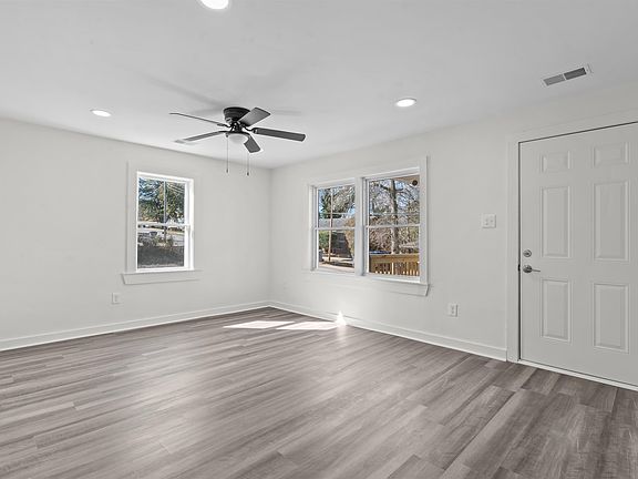 3rd image of 290 Caulder Cir