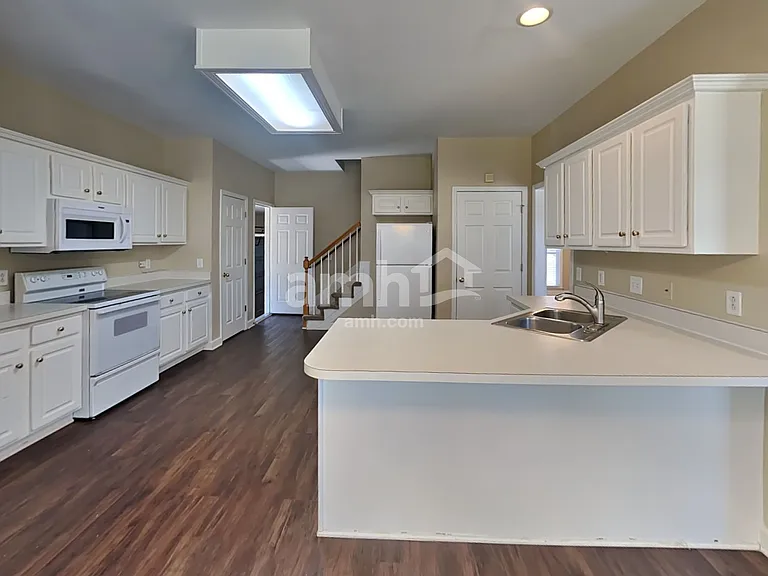 2885 Runnymeade Dr — Photo 3