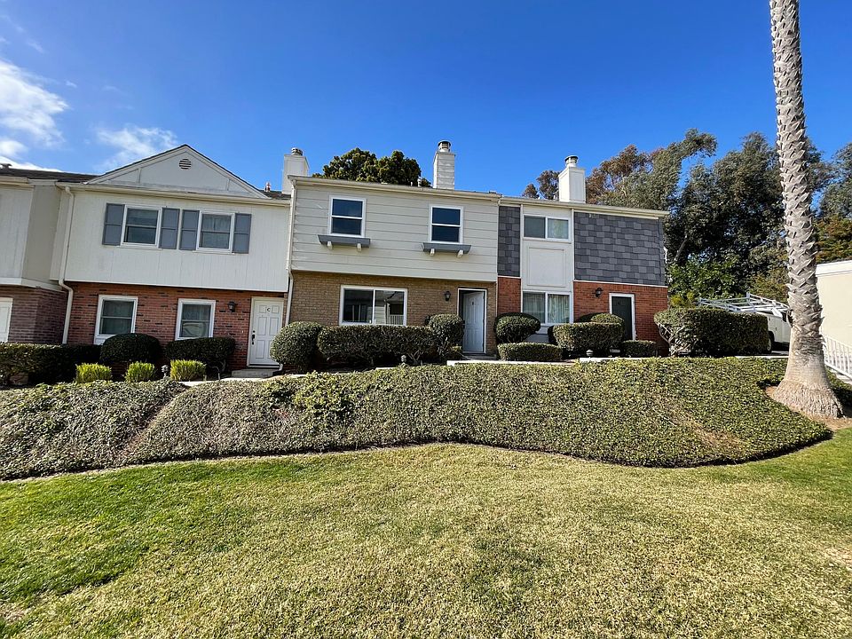 This private, phenomenal property is a true find here in Solana Beach . Easy access, garage parking spot super close to the freeway race track, grocery stores, phenomenal food, bike riding, and the beaches..all with in 1/2 mile or closer! A Rare find as