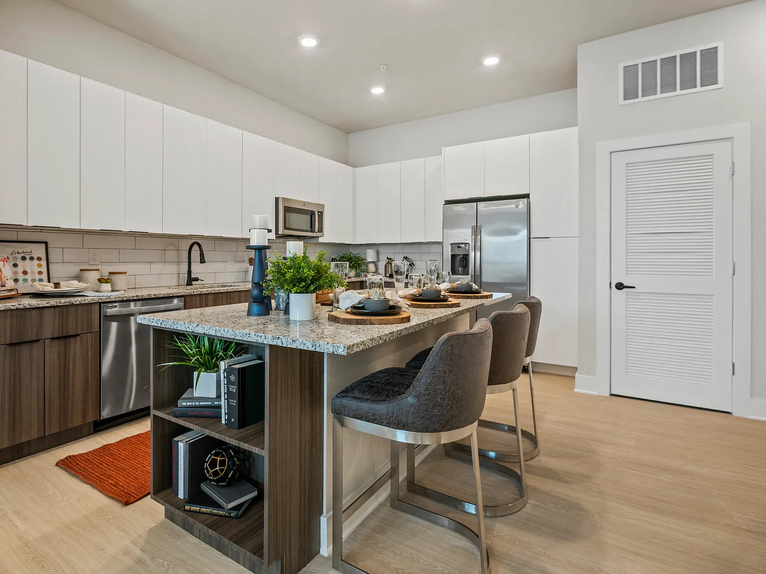 Mirrorton Apartments — Photo 4