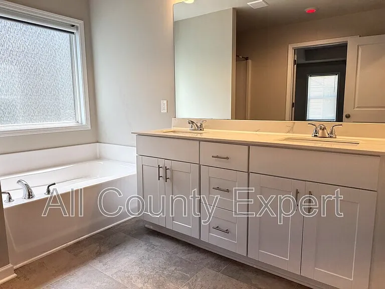 21 Stanford Ct — Photo 16