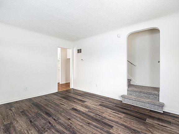 3rd image of 27710 Larchmont St