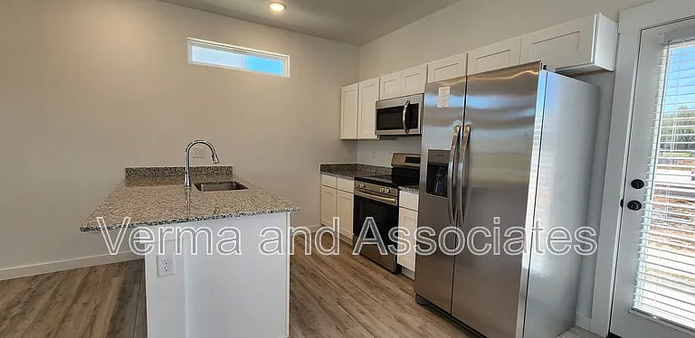 1091 Kentucky Ave — Photo 3