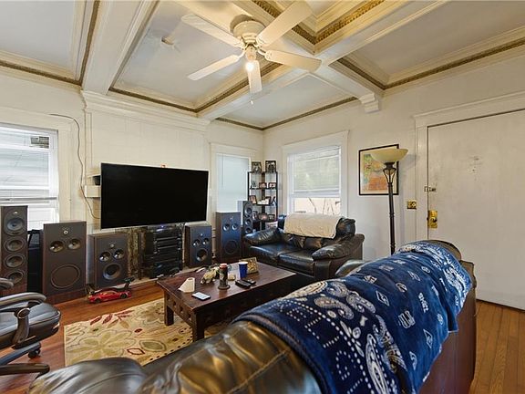 5th image of 131 W Seaview Ave