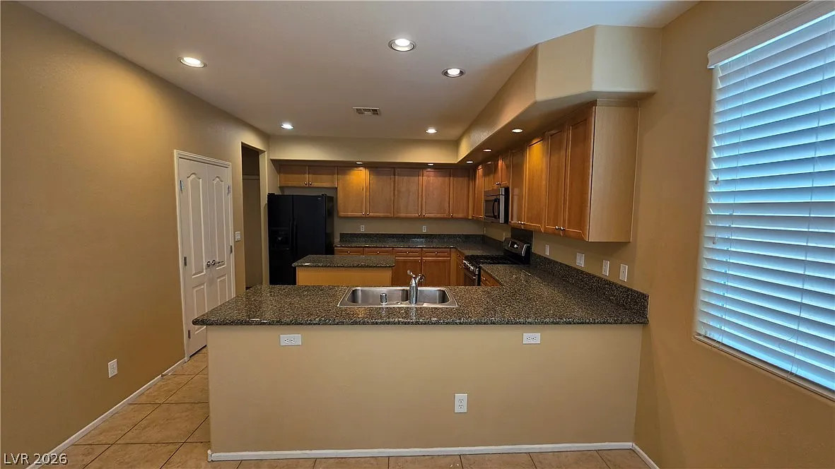 4 bed, 2.5 bath, 2799 sqft, $2,527 — Photo 2