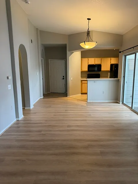 2 bed, 1011 sqft, $1,700 — Photo 3