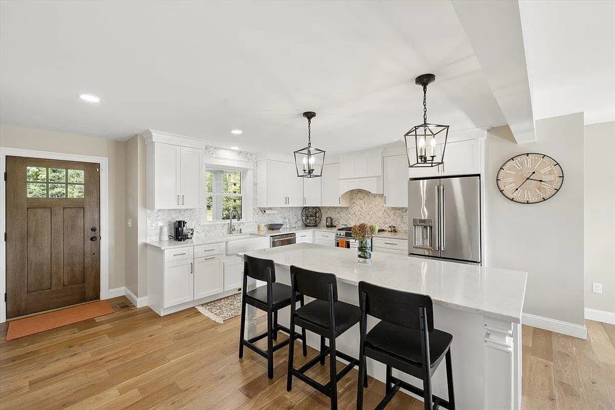 4 bed, 2.5 bath, 2292 sqft, $4,400 — Photo 2
