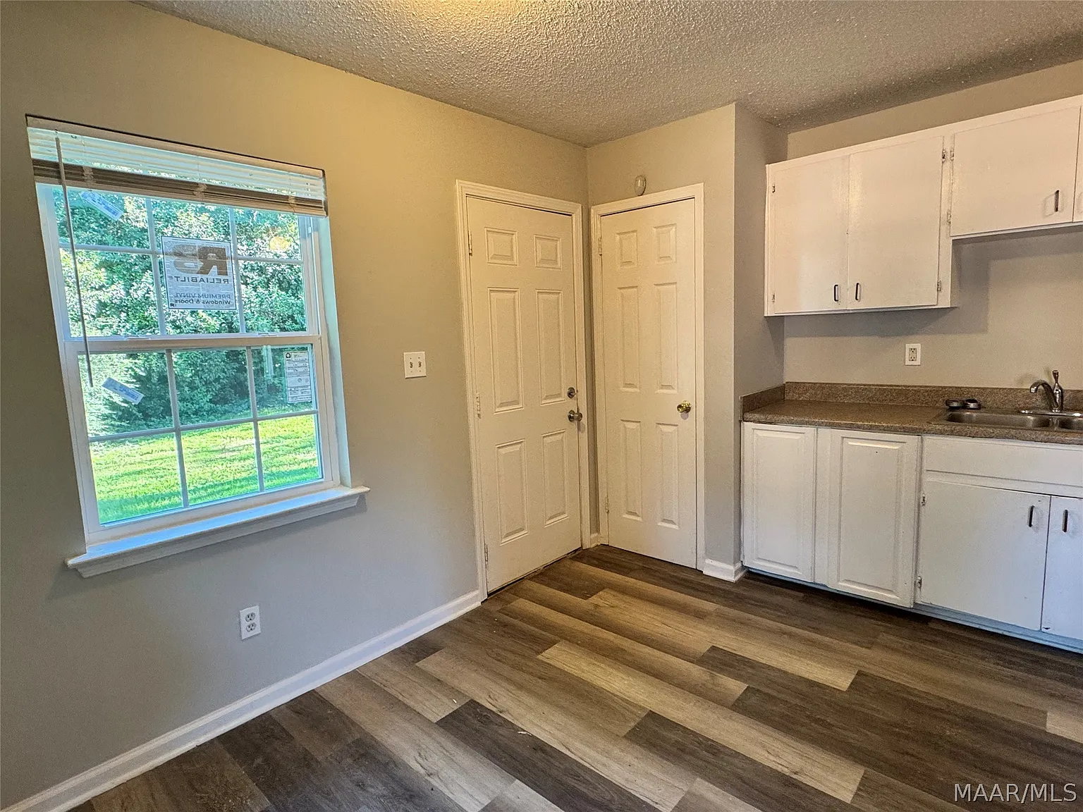 3 bed, 2.0 bath, 1156 sqft, $1,100 — Photo 4