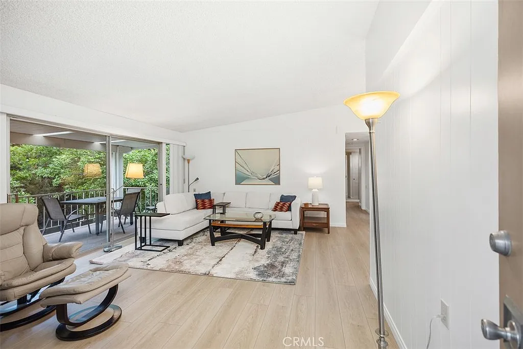 2 bed, 1040 sqft, $3,000 — Photo 3
