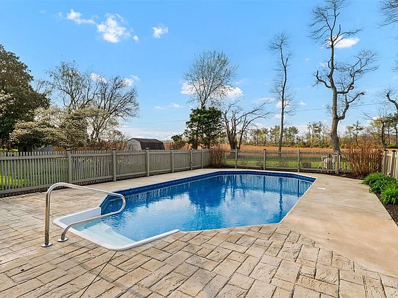 3rd image of 1113 Lois Ln