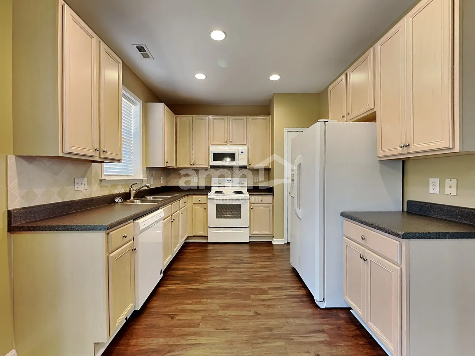 3 bed, 2.5 bath, 1909 sqft, $2,130 — Photo 3