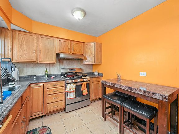 5th image of 330 Prairie Ave