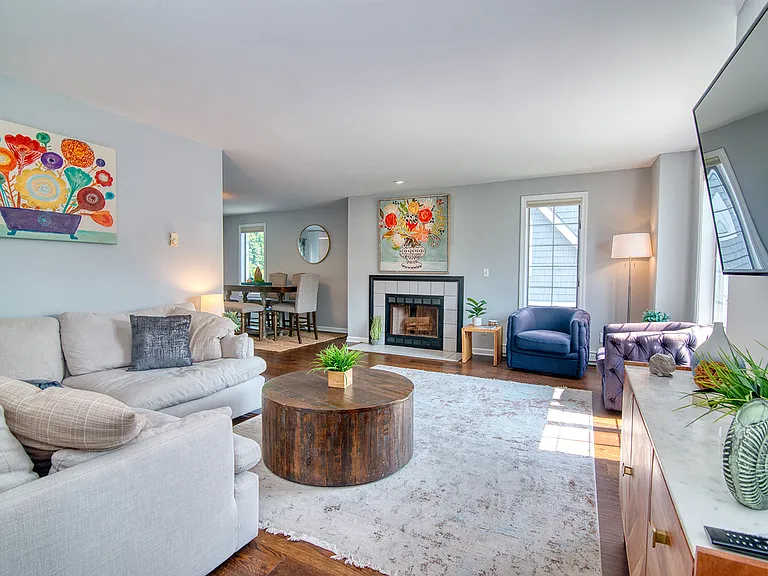 12 Middlefield St — Photo 3
