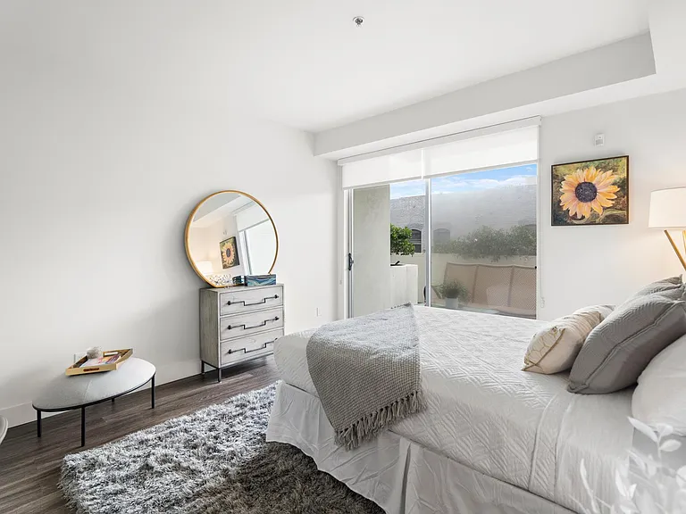 Living at Santa Monica — Photo 38