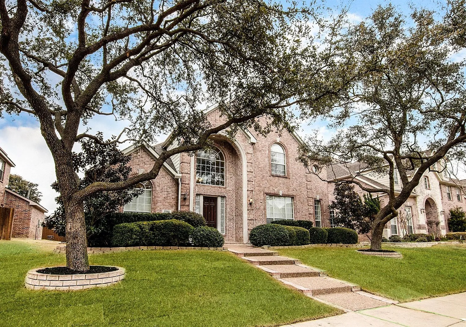 Beautifully maintained home in exemplary Frisco ISD! This 4-bedroom, 3.5-bath home features a 3-c... — Photo 1